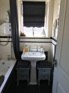 Ένα μπάνιο στο The Beach House South - Blackpool - Entire Holiday Home