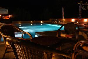 Bazén v ubytování Hotel Carmen nebo v jeho okolí