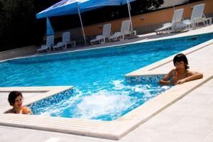 Bazén v ubytování Hotel Carmen nebo v jeho okolí