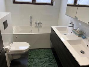 un bagno con un water, una vasca e un lavandino di Crea Els a Westerlo