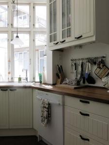 eine Küche mit weißen Schränken und einer Spüle in der Unterkunft ApartmentInCopenhagen Apartment 1382 in Kopenhagen + 7 Fotos