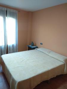 a bedroom with a large bed and a window at Casa Costeta in Cinctorres
