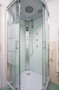 een douche met een glazen deur in een badkamer bij La Suite di Bonnes Vacances in Pietrasanta +24 foto's