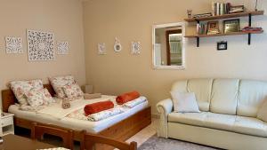 salon z kanapą i kanapą w obiekcie Naposdombi Apartmanok w mieście Orfű