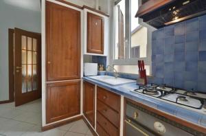 uma cozinha com um lavatório e um fogão forno superior em Argelati em Milão