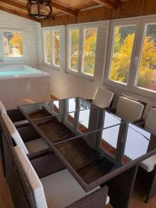 帕弗蘭尼的住宿－FOREST VIEW ELISAVET，一间带玻璃桌和浴缸的用餐室