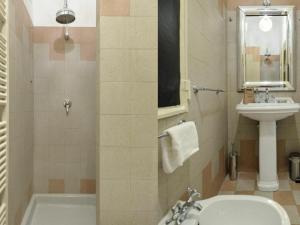 A bathroom at Bacone Liberty Vittoria by Halldis Még 24 kép