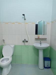 ein Bad mit einem WC und einem Waschbecken in der Unterkunft Nhà Nghỉ Kim Lài - Đối diện bệnh viện tỉnh Gia Lai -132 Tôn Thất Tùng in Pleiku