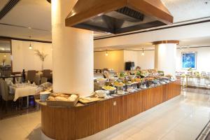 una linea a buffet con molti tipi diversi di cibo di Hotel Muscat Holiday a Mascate