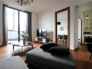 un soggiorno con divano e tavolo di Castillia, Bosco Verticale Apartment a Milano