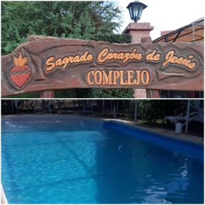 un cartel para una piscina en un complejo en Complejo Sagrado Corazón en Merlo