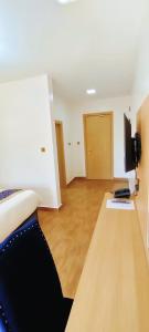 TV a/nebo společenská místnost v ubytování Hays Suites Hotel