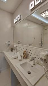 W łazience znajduje się umywalka i lustro. w obiekcie Gościnny Gaj w mieście Gaj