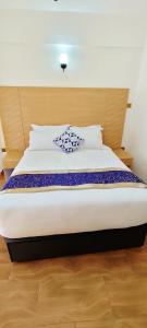 Postel nebo postele na pokoji v ubytování Hays Suites Hotel