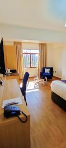 TV a/nebo společenská místnost v ubytování Hays Suites Hotel