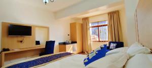 TV a/nebo společenská místnost v ubytování Hays Suites Hotel
