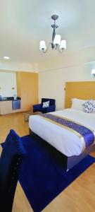 Postel nebo postele na pokoji v ubytování Hays Suites Hotel