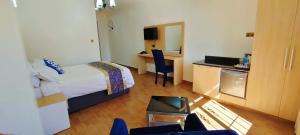 Postel nebo postele na pokoji v ubytování Hays Suites Hotel