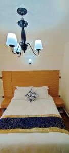 Postel nebo postele na pokoji v ubytování Hays Suites Hotel