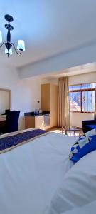 pokój hotelowy z dużym łóżkiem i oknem w obiekcie Hays Suites Hotel w mieście Nairobi