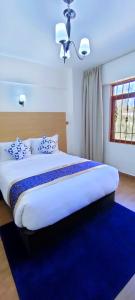Postel nebo postele na pokoji v ubytování Hays Suites Hotel