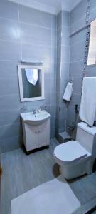 Koupelna v ubytování Hays Suites Hotel