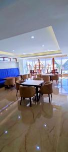 uma sala de jantar com mesas e cadeiras num edifício em Hays Suites Hotel em Nairobi