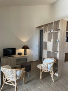 a living room with two chairs and a desk at Villa Ancora in Porto Istana