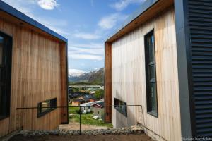 a view of the mountains from between two buildings at Solo Lofts in El Chalten