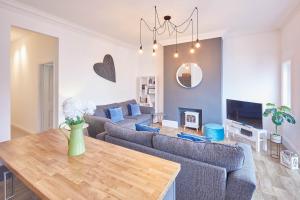 uma sala de estar com um sofá e uma mesa em Host & Stay - The Lookout em Scarborough