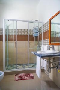 bagno con doccia in vetro e lavandino di Hotel 3M Tours a Vila Nova Sintra