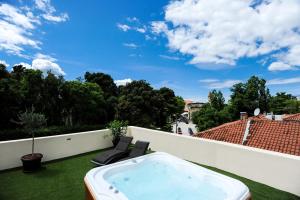 Bazén v ubytovaní Feel Good Penthouse With Jacuzzi alebo v jeho blízkosti