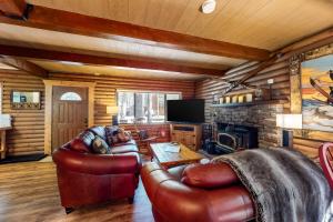 a living room with leather furniture and a fireplace at Lake Tahoe Cabin Perfection in Tahoma