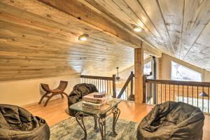 Posezení v ubytování Tasteful Log Cabin Retreat on Lake Pagosa!