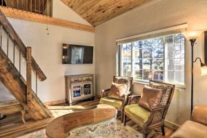 TV a/nebo společenská místnost v ubytování Tasteful Log Cabin Retreat on Lake Pagosa!