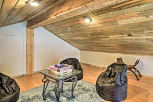 Posezení v ubytování Tasteful Log Cabin Retreat on Lake Pagosa!