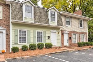 ein grünes Haus mit einer Einfahrt davor in der Unterkunft Charming Southern Pines Abode - Walk to Dtwn! in Southern Pines