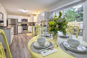 eine Küche und ein Esszimmer mit einem gelben Tisch und Stühlen in der Unterkunft Charming Southern Pines Abode - Walk to Dtwn! in Southern Pines