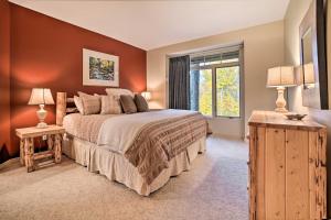 una camera da letto con un letto grande e una finestra di Ski-InandSki-Out! Cozy Bellaire Resort Retreat! a Bellaire