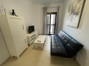 TV a/nebo společenská místnost v ubytování Royal Suites Estepona by Croma