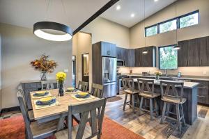 モアブにあるSleek and Modern Townhome, 3 Blocks to Main St!の木製のテーブルと椅子のある広いキッチン