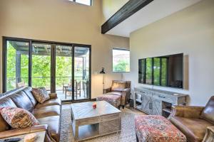 モアブにあるSleek and Modern Townhome, 3 Blocks to Main St!の革張りの家具と薄型テレビを備えたリビングルーム