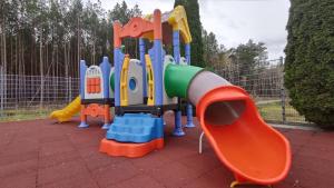 un grupo de niños juegan en un parque infantil en Gościnny Gaj en Gaj