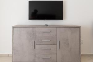 TV a/nebo společenská místnost v ubytování MOTEL CIRCUIT DRIVE + 15 fotografií