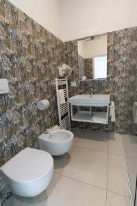 uma casa de banho com um WC e um lavatório em MOTEL CIRCUIT DRIVE em Cingia deʼ Botti