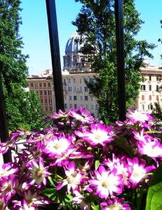 A garden outside San Pietro Shabby Chic Apartment