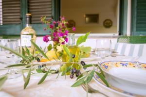 a table with a bottle of wine and flowers on it at Villa Albarosa in Terradura