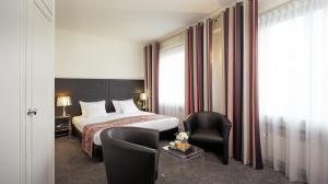 Cama ou camas em um quarto em Hotel Suisse