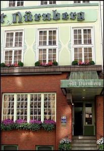 a store front with a building with a window at Hotel Alt Nürnberg in Hamburg