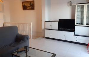 Televízia a/alebo spoločenská miestnosť v ubytovaní Apartamento Torremolinos